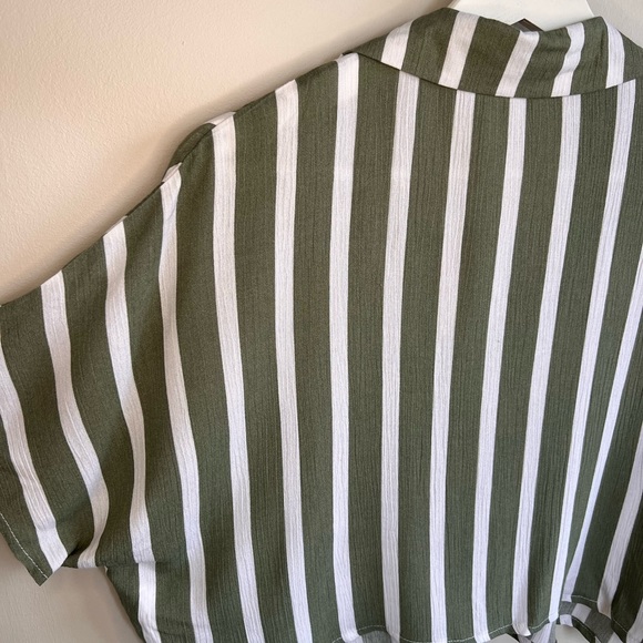 Baggy button-down t-shirt with a front knot - Picture 7 of 9